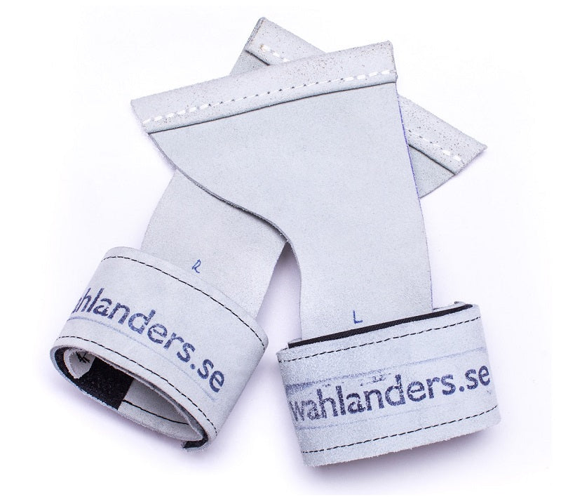 A pair of white wrist wraps with blue text 'wahlanders.se' on them, designed for weightlifting or CrossFit.